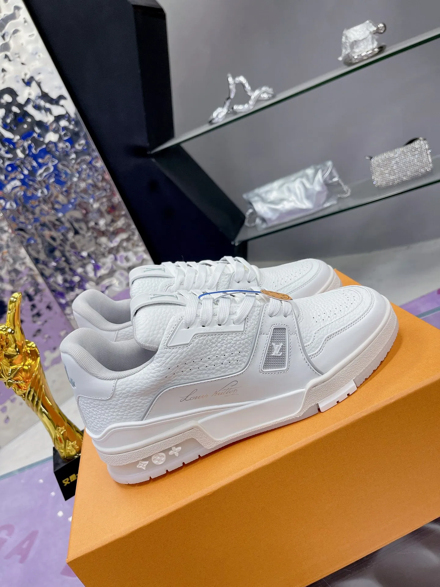 👟👟Ex-factory price 720👟👟 Original development, quality shipments, welcome to compare ❥❥❥❥❥❥LV Trainer Maxi sneakers series LV Trainer Maxi sneakers introduce the loose silhouette of the ready-to-wear series into the LV Trainer sneaker design written by Virgil Abloh, making an eye-catching appearance at the 2024 spring and summer men's wear show. The cow leather upper is combined with rough fabric laces, and colorful beading highlights the brand's classic elements. LV letters mark the tongue and Monogram floral outsole. Mixed materials Made of first-layer cowhide, wrapped in imported custom-printed denim, thick shoelace design, large Monogram print on the side, "lv 54" badges on the tongue and heel, rubber outsole decorated with Monogram flowers, mesh lining and cotton feet, the comfort is as extreme as ever, premium heritage, quality first, worth owning! Size: 35-40 for women, 39-44 for men (45 is custom-made and cannot be returned or exchanged) ♡Full set of packaging with original gift box